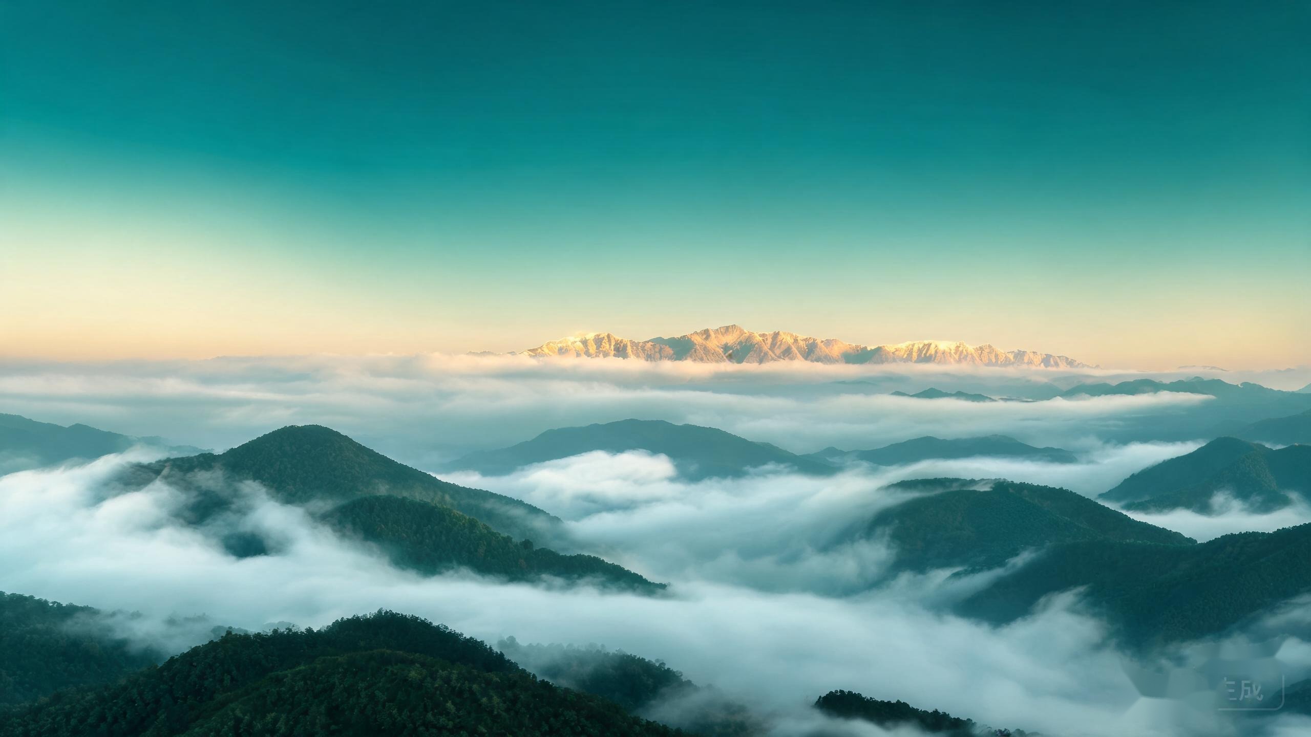Sea of clouds over Yunnan mountains